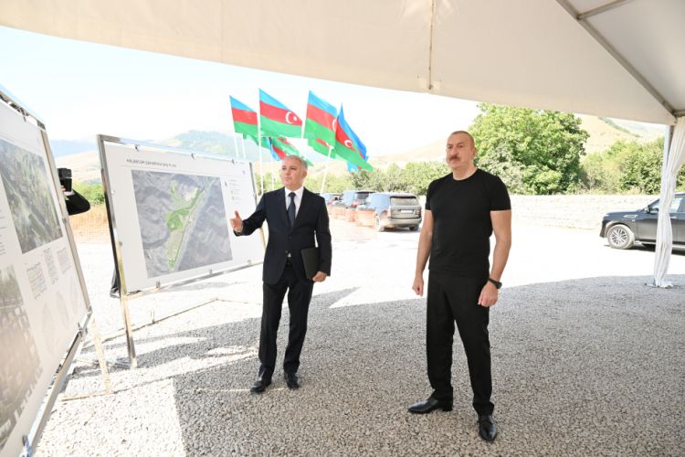 Prezident İlham Əliyev Kəlbəcər şəhərində 3-cü yaşayış kompleksinin təməlini qoyub  <font color=red> - FOTOLAR</font>