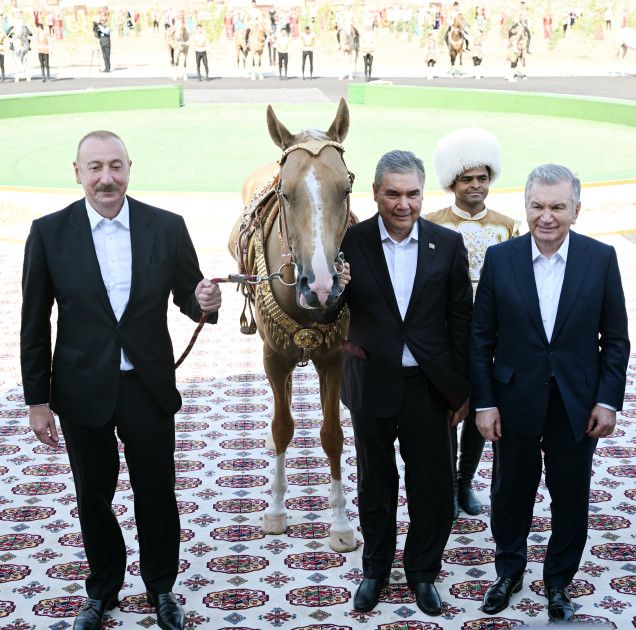 Azərbaycan Prezidenti İlham Əliyevə “Axaltəkə” atı hədiyyə edilib<font color=red> - FOTOLAR</font>