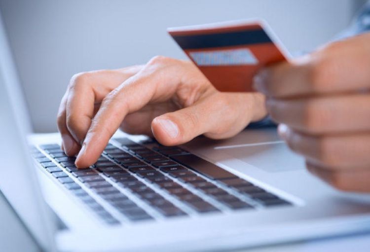 Polis bank kartlarından oğurluq edən şəxsləri saxlayıb