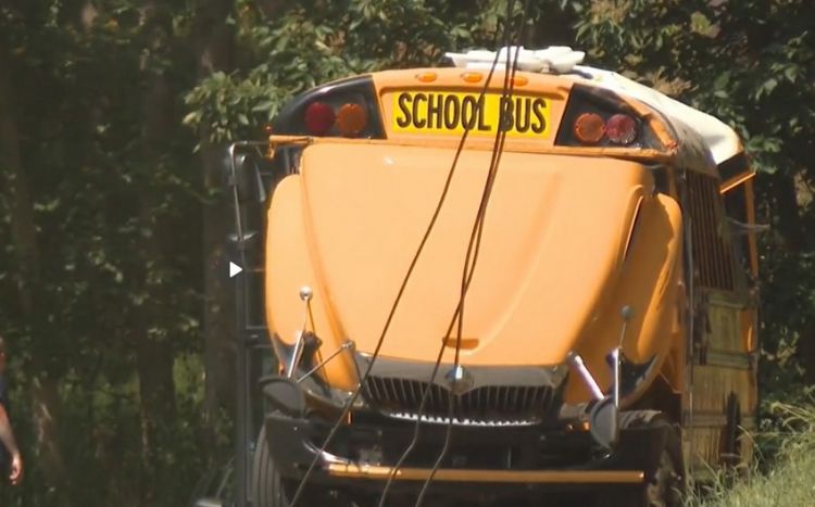 ABŞ-də məktəb avtobusu qəzaya uğrayıb, onlarla insan xəsarət alıb