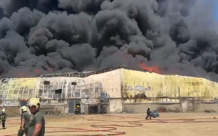 “Sədərək” ticarət mərkəzində yanğın başlayıb