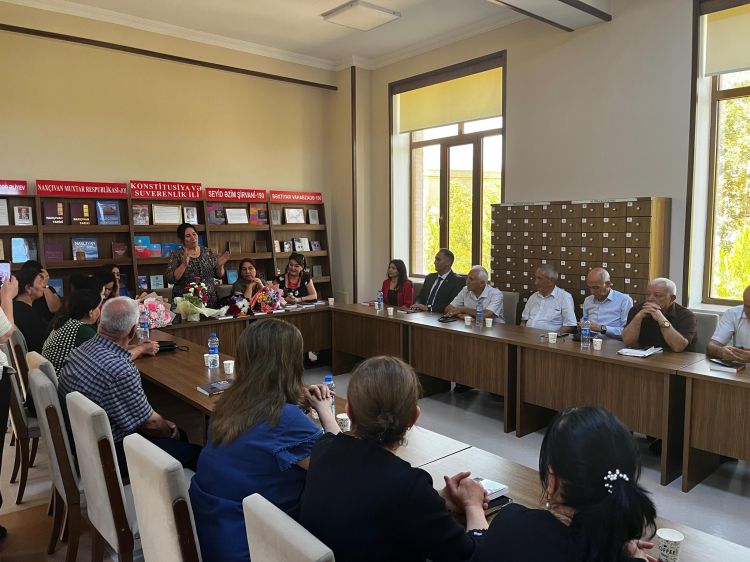 Naxçıvan radiosunun əməkdaşı Təranə Arifqızının “Keçidlər” kitabının təqdimatı olub<font color=red> - FOTOLAR</font>