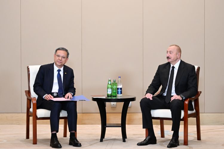 Prezident İlham Əliyev Tiencində "China Energy Engineering Corporation Limited" şirkətinin rəhbəri vəzifəsini icra edən Ni Cen ilə görüşüb<font color=red> - FOTOLAR</font>