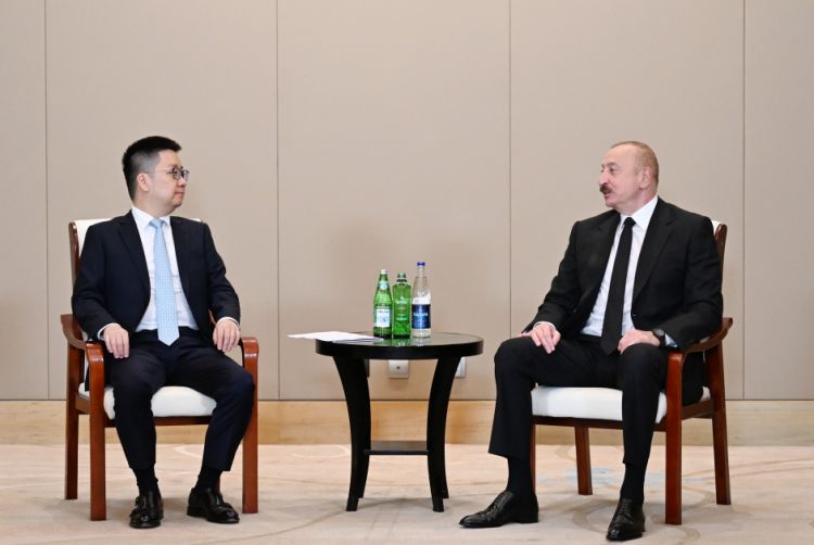 Prezident İlham Əliyev Tiencində "Sichian Sunsync Photovoltaic Technology Co" şirkətinin təsisçisi və sədri ilə görüşüb<font color=red> - FOTOLAR</font>