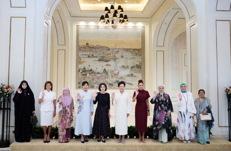 Birinci xanım Mehriban Əliyeva “ŞƏT plyus” formatında görüşə qatılan dövlət və hökumət başçılarının xanımları ilə birlikdə gəmi gəzintisində iştirak edib<font color=red> - FOTOLAR</font>