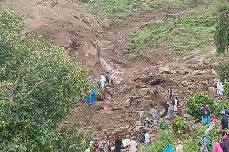 Sudanda torpaq sürüşməsi bir kəndi dağıdıb, 1 000-dən çox insanın ölümünə səbəb olub