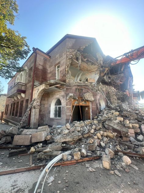 Xankəndidə qondarma rejimin “XİN”inin binasının söküntüsünə başlanılıb<font color=red> - FOTOLAR</font>