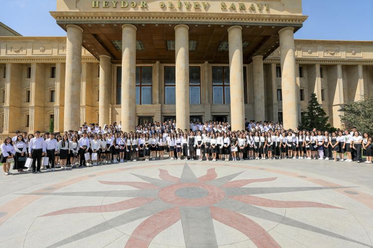 Naxçıvanda qəbul imtahanında yüksək nəticə  göstərmiş məzunlarla görüş keçirilib<font color=red> - FOTOLAR</font>