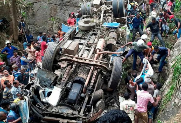 Şri-Lankada baş verən avtobus qəzasında azı 15 nəfər ölüb