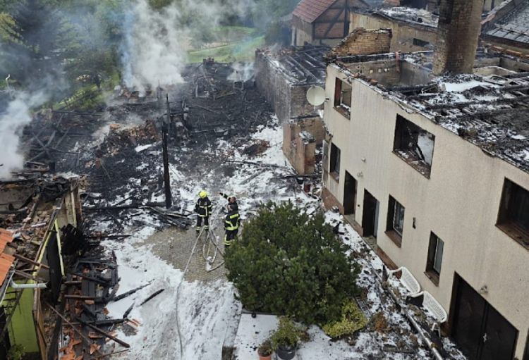 Almaniyanın Türingen əyalətində kəndə ildırım düşməsi nəticəsində bir neçə ev yanıb