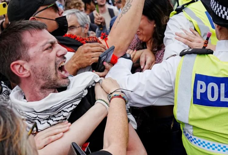 Londonda keçirilən aksiya zamanı saxlanılanların sayı 890-a çatıb