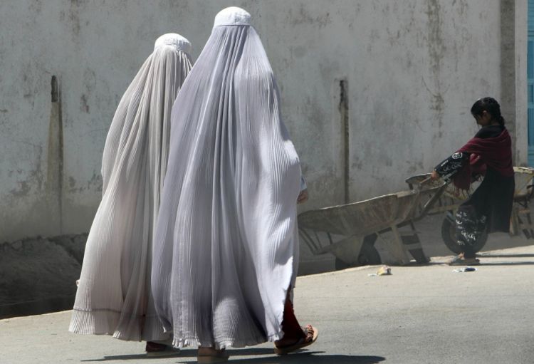 ÜST əfqan qadınların zəlzələdən sonra humanitar fəaliyyətdə iştirakı üçün Talibana müraciət edib