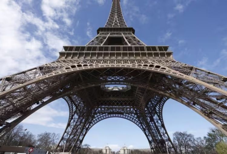 Eyfel qülləsinə 72 alim qadının adı yazılacaq