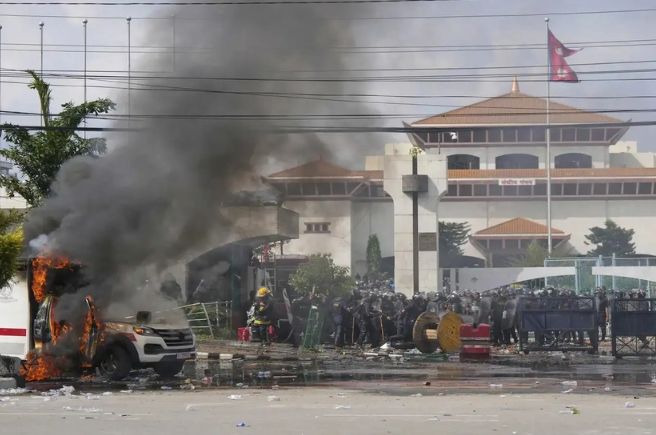 Nepalda etirazçılar Prezident ofisini yandırıblar