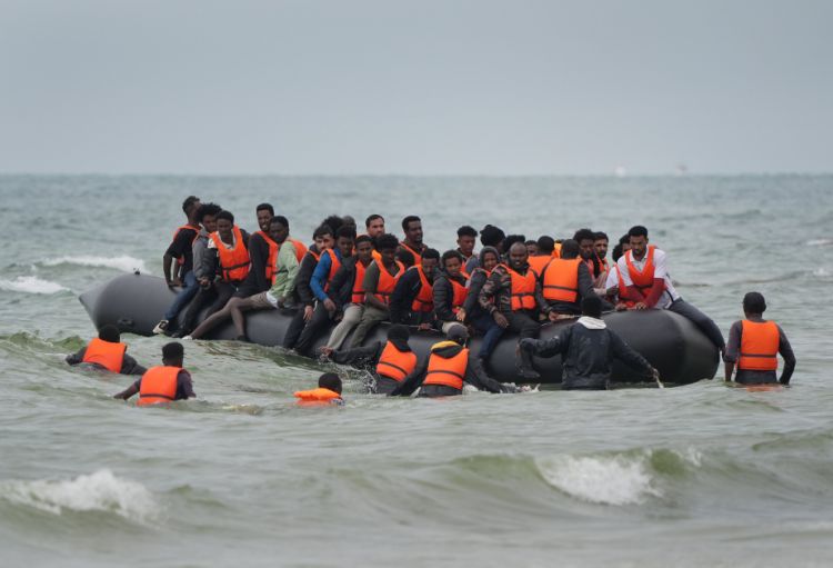 Britaniyaya qeyri-qanuni miqrant axınında 5 ölkə üstünlük təşkil ed