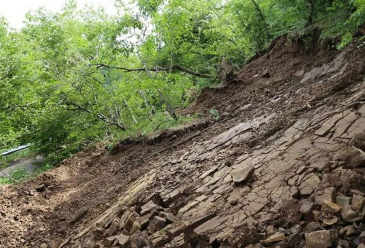 Gürcüstanda torpaq sürüşməsi baş verib, Rusiyaya gedən yol tam bağlanıb