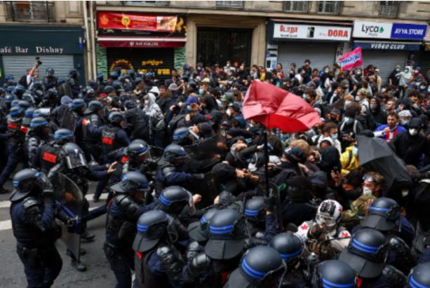 Fransada yüzlərlə insan vağzal binasına hücum edib