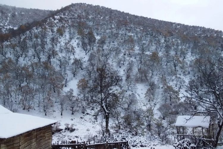 Bəzi yerlərə qar yağıb, dolu düşüb