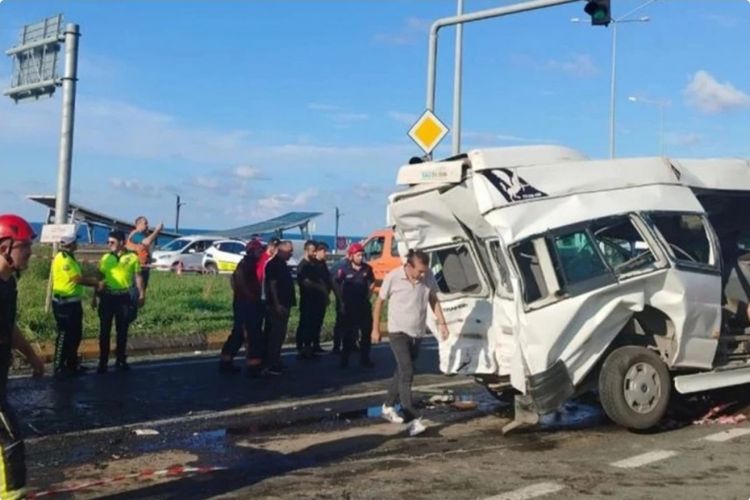 Türkiyədə ağır yol qəzası olub, 15 nəfər xəsarət alıb