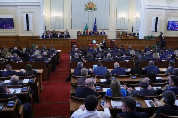 Bolqarıstan parlamenti hökumətə qarşı beşinci etimadsızlıq səsverməsini rədd edib