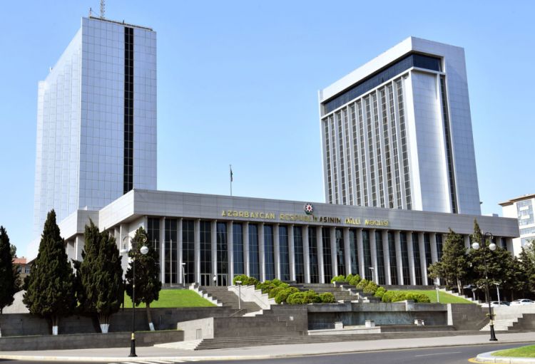 Milli Məclisdə Dövlət Suverenliyi Günü ilə bağlı konfrans keçirilir