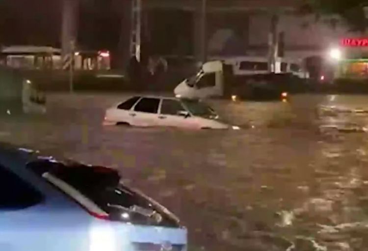 Uzunmüddətli yağışlar səbəbindən Mahaçqalada küçələri su basıb