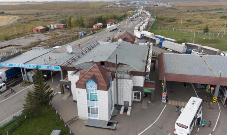 Qazaxıstan-Rusiya sərhədində nəqliyyat vasitələrinin kütləvi sıxlığı qeydə alınıb<font color=red> - FOTOLAR</font>