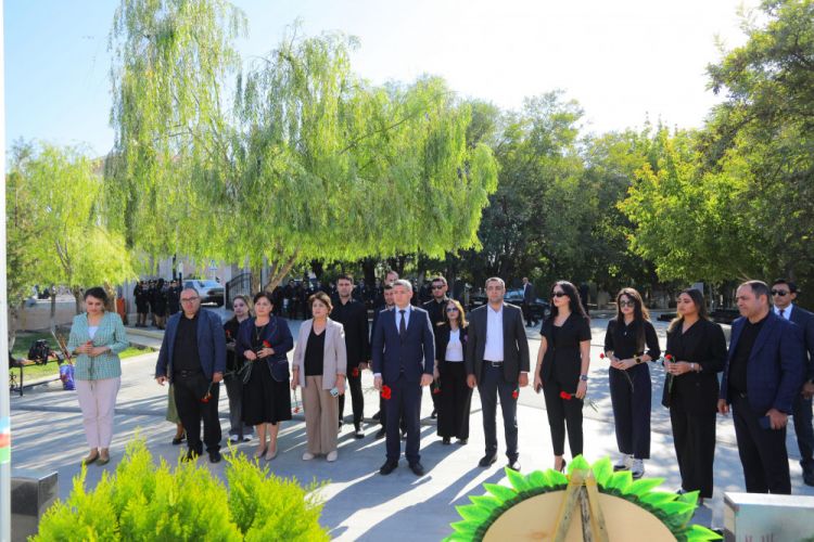 Naxçıvan Teleradiosunun kollektivi Anım Günü ilə əlaqədar şəhid məzarlarını ziyarət edib <font color=red> - FOTOLAR</font>