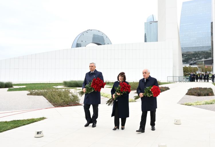 Dövlət və hökumət rəsmiləri Bakıda Zəfər parkında olublar<font color=red> - VİDEO</font>