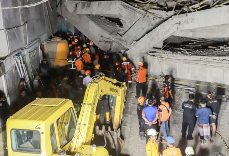 İndoneziyada məktəb binası çöküb, onlarla insan dağıntılar altında qalıb