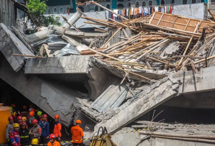 İndoneziyada dağıntı altında qalan 38 nəfərin xilas edilməsi üçün əməliyyat aparılır