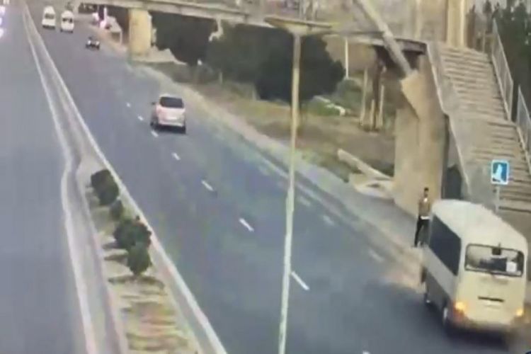 Bakı–Şamaxı yolunda avtomobilin təkərinin partlaması qəzaya səbəb olub, piyada yaralanıb