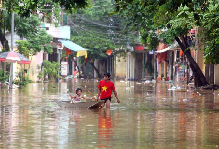Hanoy fırtına mövsümü səbəbindən yenidən su altında qalıb