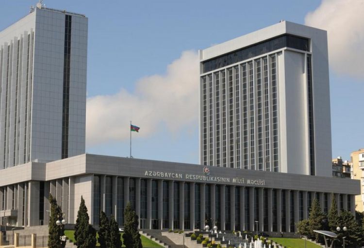 Milli Məclisin növbəti plenar iclası keçirilir, 13 məsələ müzakirə olunur