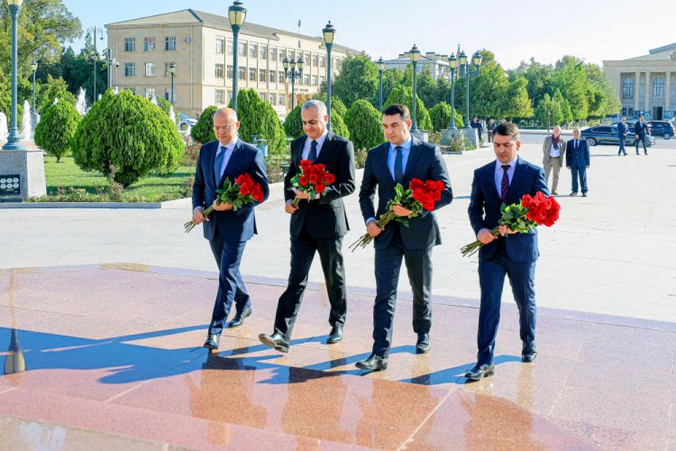 Naxçıvanda Ümummilli Lider Heydər Əliyevin abidəsi ziyarət edilib<font color=red> - FOTOLAR</font>