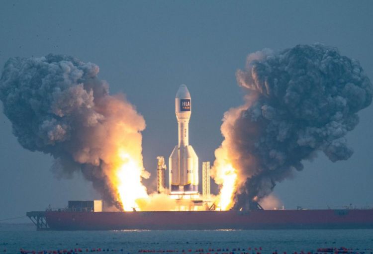 Çin dəniz platformasından orbitə raket buraxıb