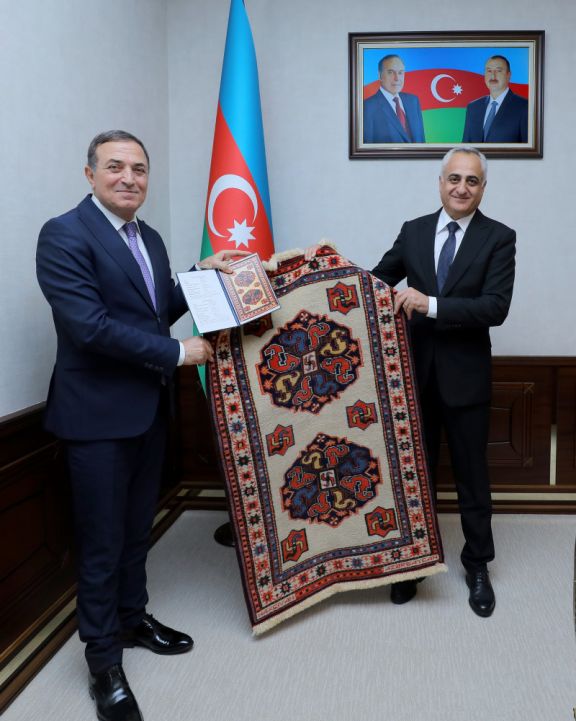 Səlahiyyətli nümayəndə xalq artisti Mənsum İbrahimovu yubileyi münasibətilə qəbul edib<font color=red> - FOTOLAR</font>