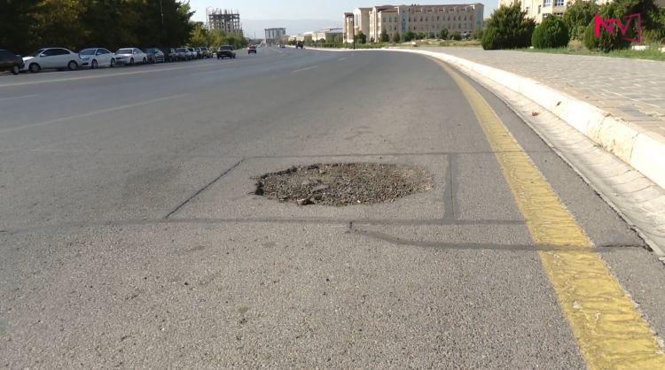 NAXÇIVAN ŞƏHƏRİNDƏ STANDARTDAN KƏNAR QURULAN KANALİZASİYA QAPAQLARI HƏRƏKƏTƏ MANE OLUR<font color=red> - VİDEO</font>