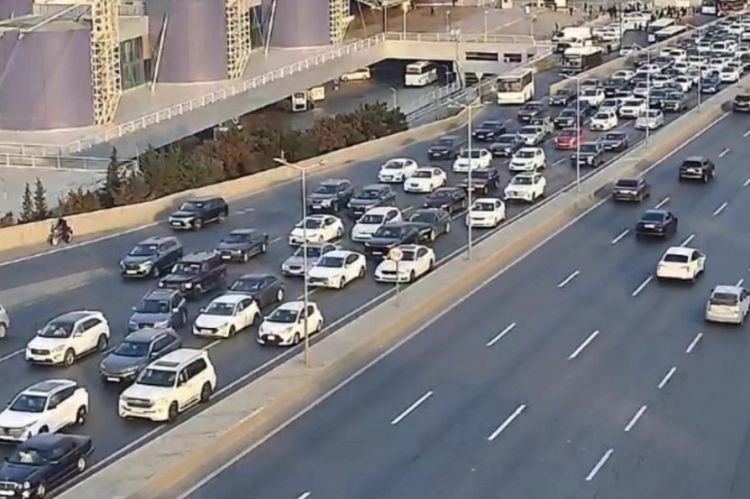 Bakının bir sıra yollarında nəqliyyatın sıxlığı müşahidə olunur