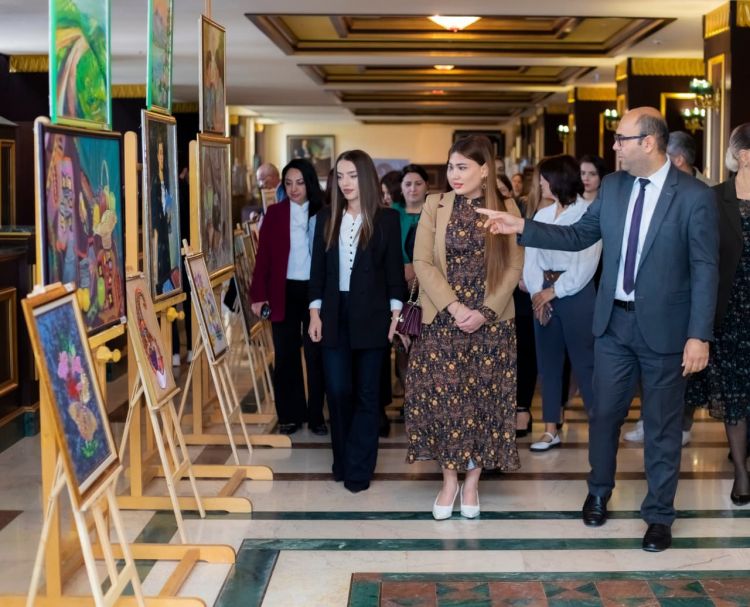 “Şərq qapısı” qəzetinin kollektivi sərgi-satış yarmarkası ilə tanış olub<font color=red> - FOTOLAR</font>