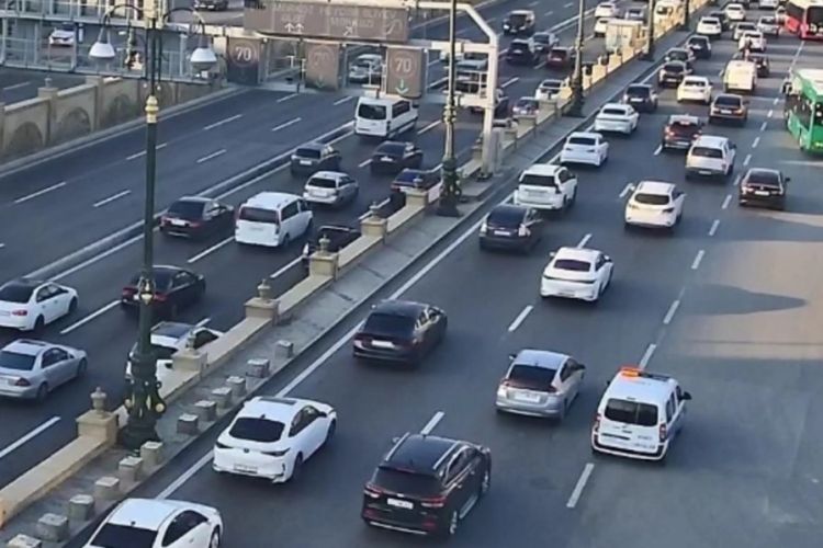 Bakının bir sıra yollarında nəqliyyatın sıxlığı yaranıb