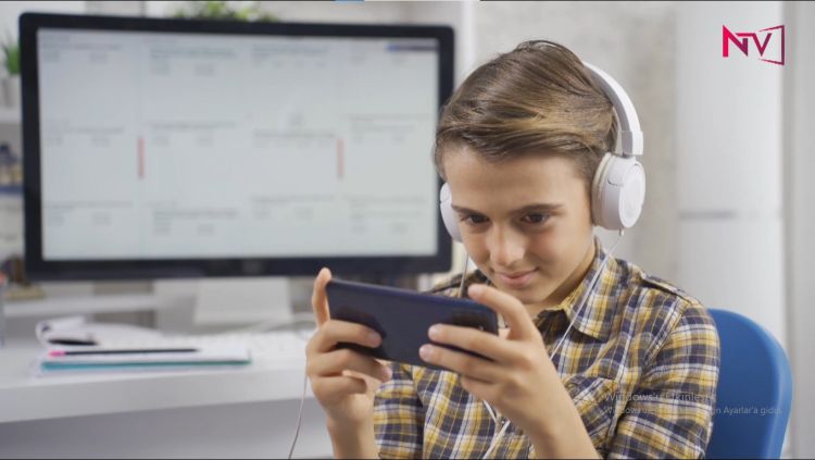 Uşaqların telefon asılılığı - Rəqəmsal dünyada necə uşaq BÖYÜDƏK?<font color=red> - VİDEO</font>