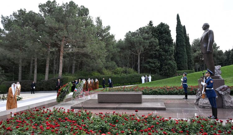 Birləşmiş Ərəb Əmirlikləri Federal Milli Şurasının sədri Fəxri xiyabanı və Şəhidlər xiyabanını ziyarət edib<font color=red> - FOTOLAR</font>