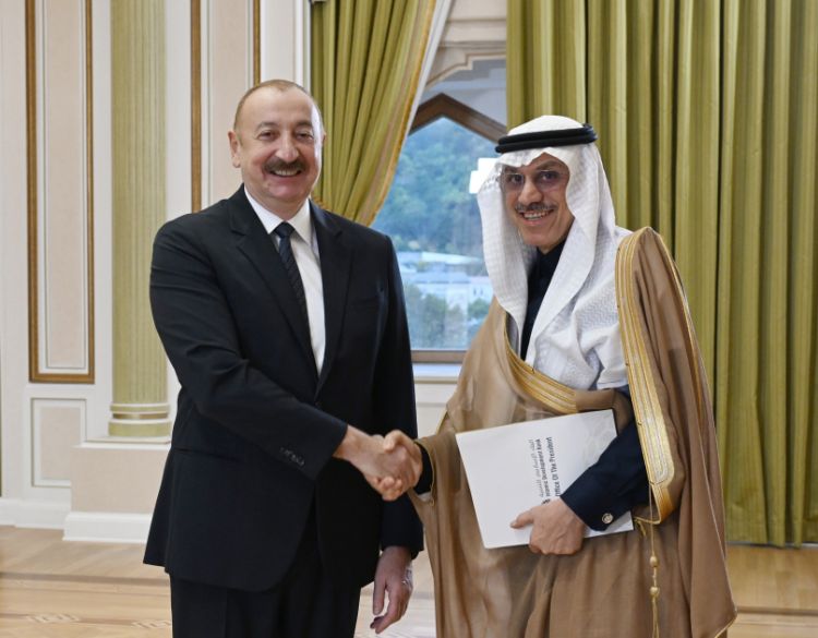 Prezident İlham Əliyev Ərəb Koordinasiya Qrupuna daxil olan üzv qurumların rəhbər şəxslərindən ibarət nümayəndə heyətini qəbul edib<font color=red> - FOTOLAR</font>