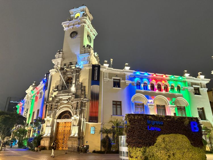 Peruda bələdiyyə binası Azərbaycan Bayrağının rəngləri ilə işıqlandırılıb<font color=red> - FOTOLAR</font>