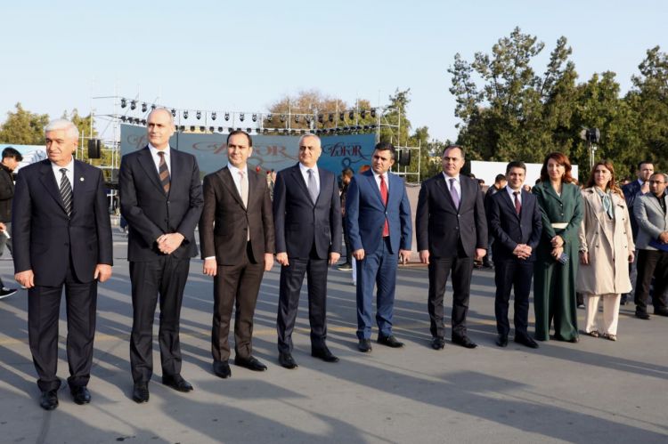 Səlahiyyətli nümayəndə hərbi paradı izləyib, istedadlı uşaqların rəsm sərgisi ilə tanış olub<font color=red> - FOTOLAR</font>