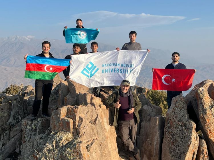 NDU-nun müəllim və tələbələri Haçadağa zirvə yürüşü edib<font color=red> - FOTOLAR</font>