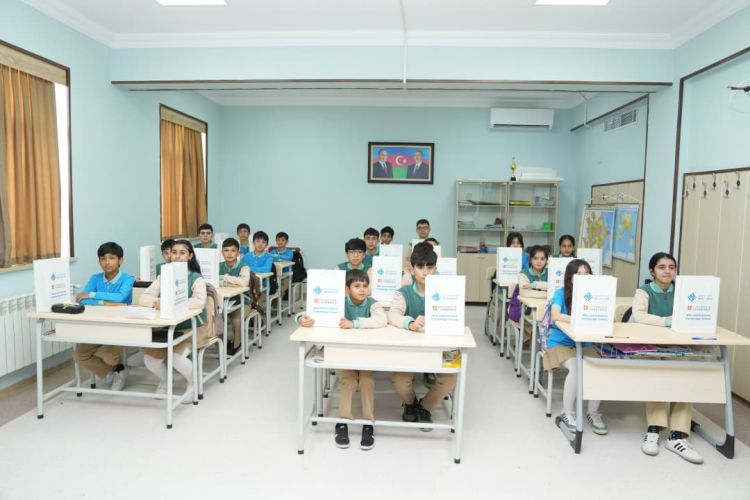 Naxçıvan Dövlət Universitetinin Beynəlxalq Kembric Məktəbinin müəllim və şagirdlərinə planşetlər təqdim olunub<font color=red> - FOTOLAR</font>