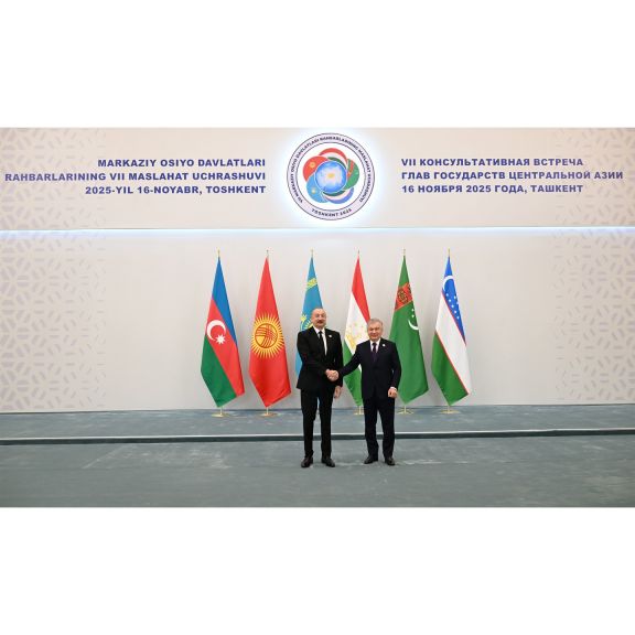 Prezident İlham Əliyev Daşkənddəki Konqres Mərkəzinə gəlib<font color=red> - FOTOLAR</font>