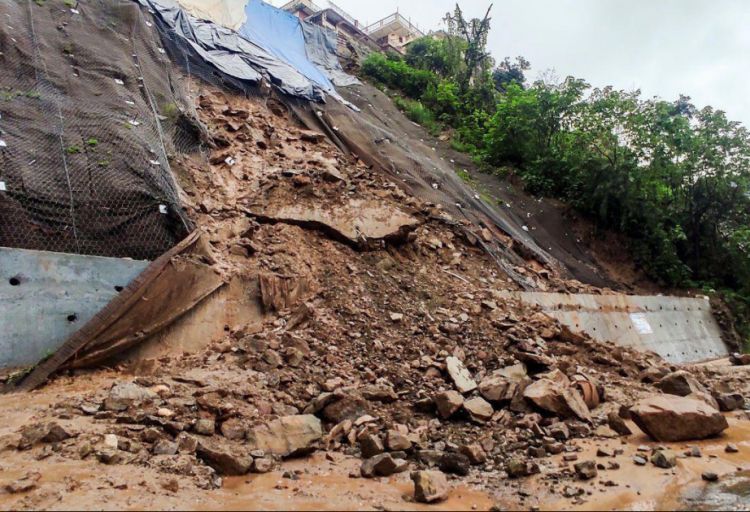 Vyetnamda avtobus torpaq sürüşməsinə düşdü: 6 ölü, 19 yaralı